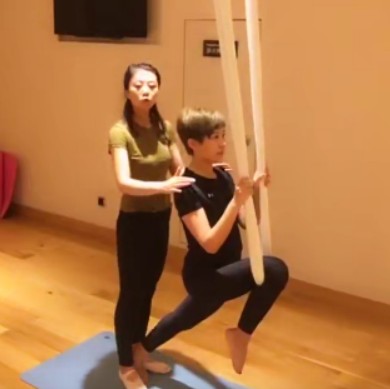 空中瑜伽的全面系统学习肩颈和腿部
